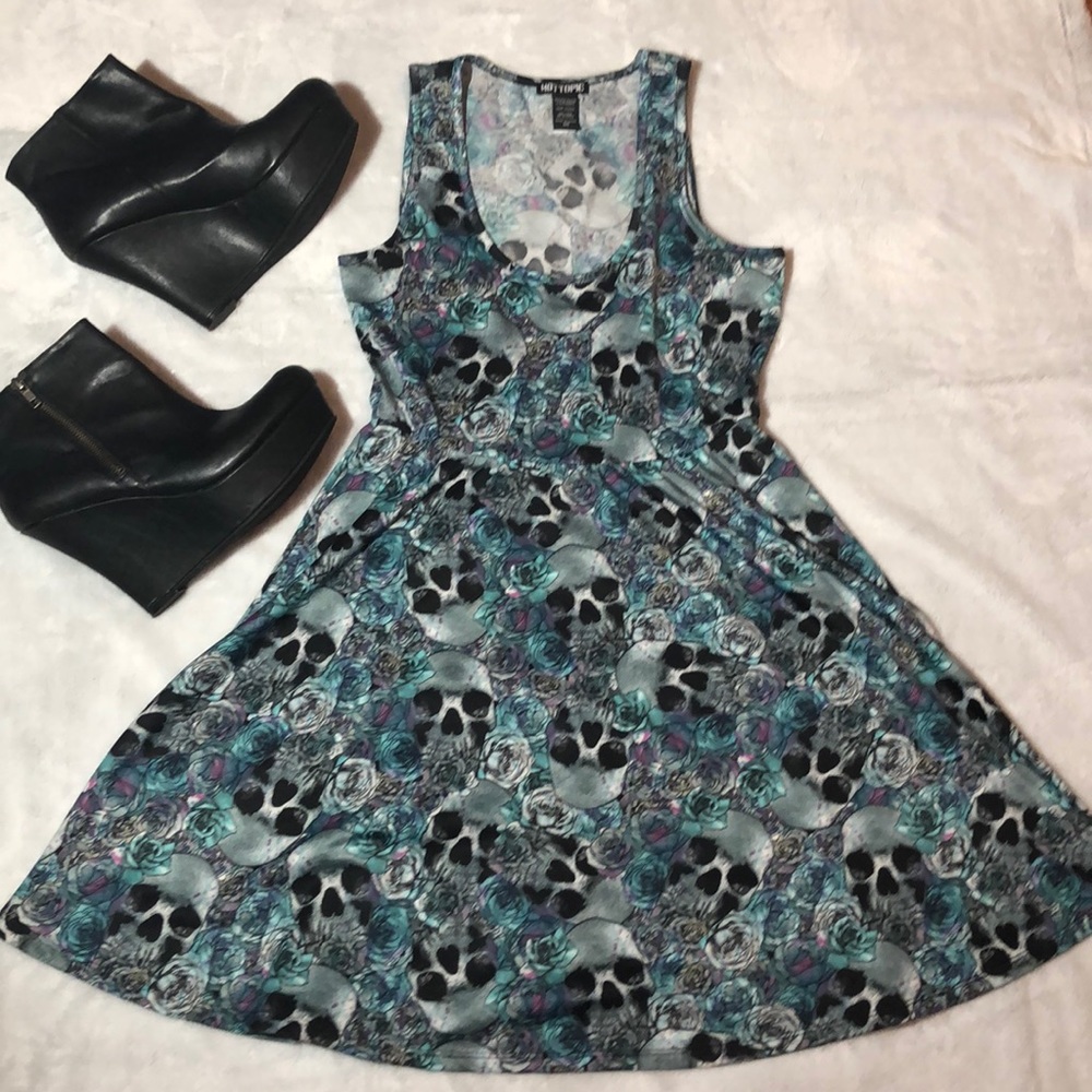 Adorable like new watercolor skull and roses dress